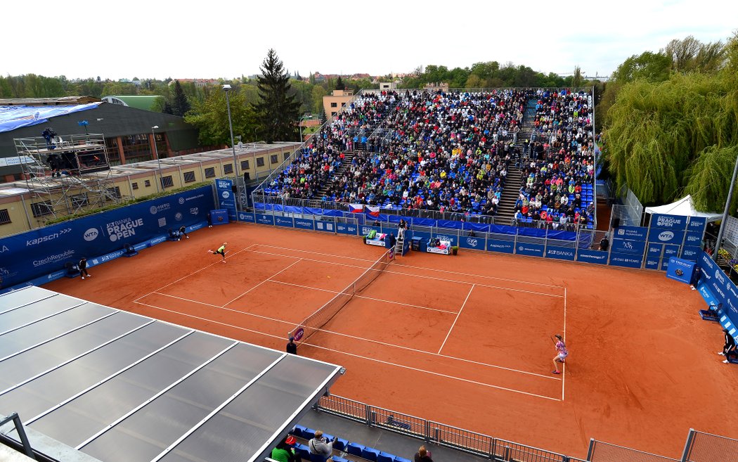 Centrální kurt v pražské Stromovce byl při zápase Markéty Vondroušové víc než solidně zaplněný