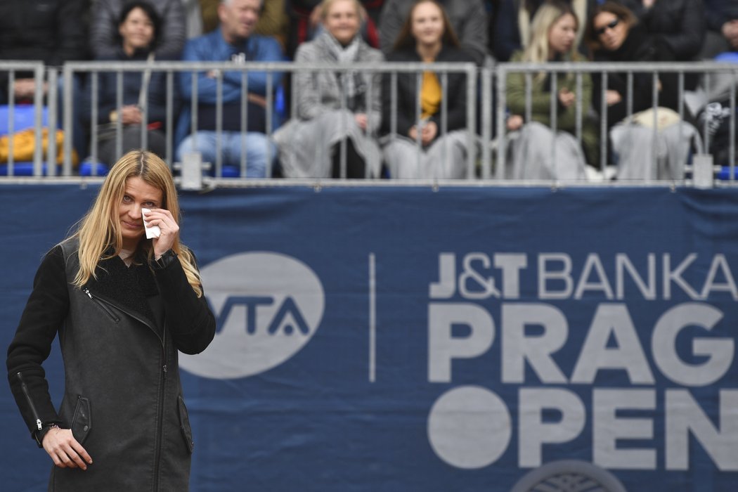 Lucie Šafářová se před zahájením finálového utkání rozloučila s domácím publikem