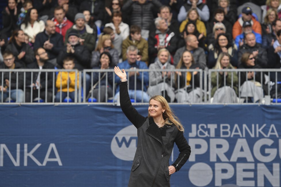 Lucie Šafářová se před zahájením finálového utkání rozloučila s domácím publikem.