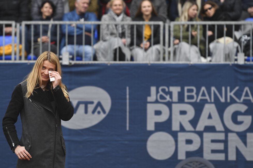 Lucie Šafářová se před zahájením finálového utkání rozloučila s domácím publikem.