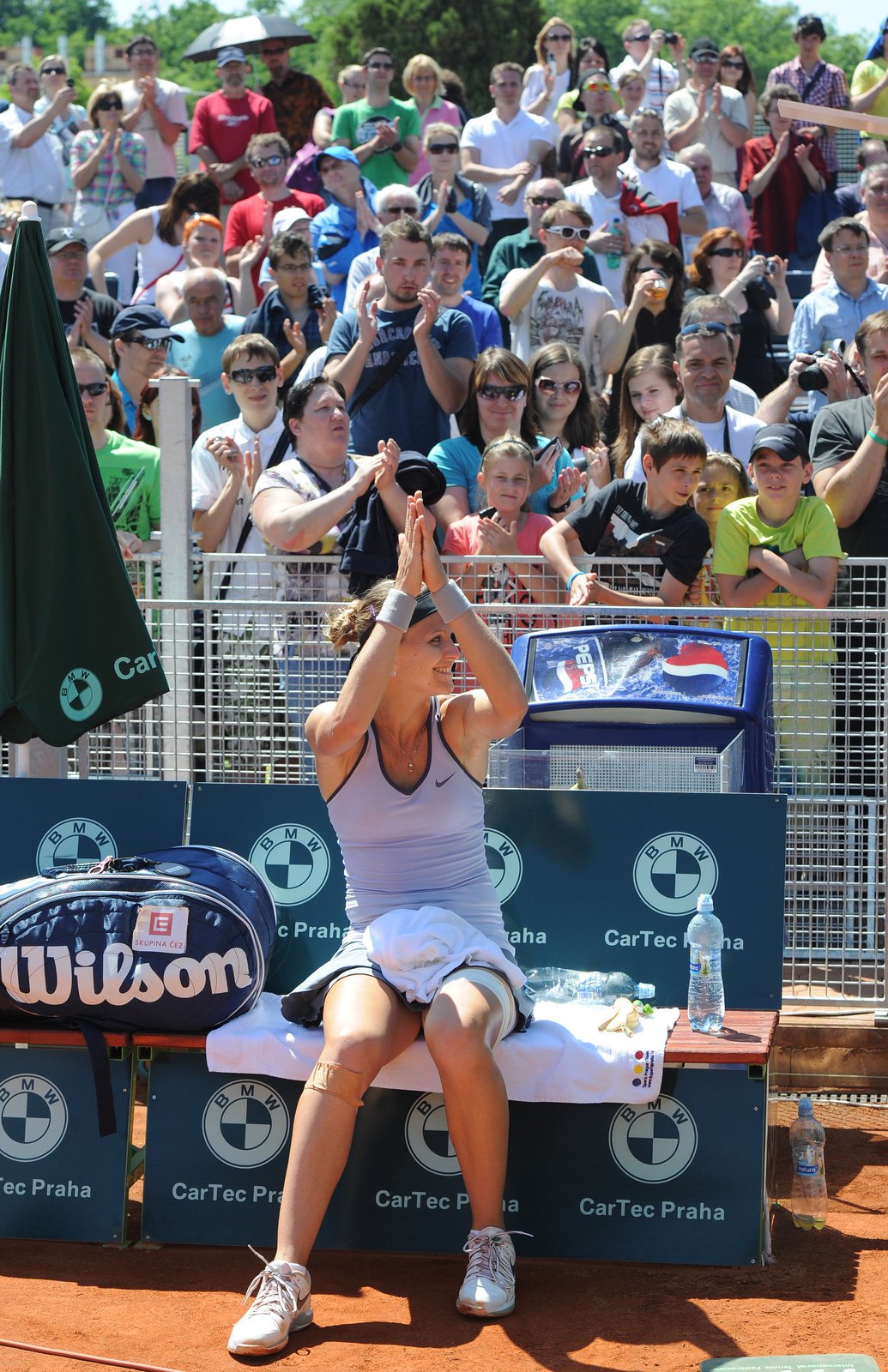 Tenistka Lucie Šafářová obhájila vítězství na turnaji kategorie ITF Sparta Prague Open. Druhá nasazená dnes ve finále s Rumunkou Alexandrou Cadantuovou prohrála první set 3:6, ale další dva získala shodně 6:1.