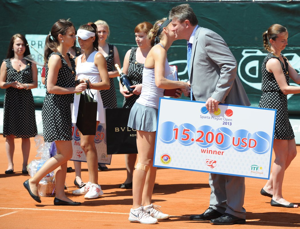 Šéf českého tenisu Kaderka předává Šafářové šek pro vítězku