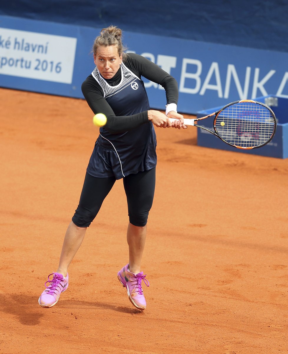 Barbora Strýcová ve čtvrtfinále turnaje ve Stromovce proti Samanthě Stosurové