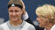 Ředitelka pražského turnaje WTA Petra Černošková utěšuje Karolínu Muchovou po prohraném finále