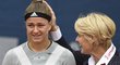Ředitelka pražského turnaje WTA Petra Černošková utěšuje Karolínu Muchovou po prohraném finále