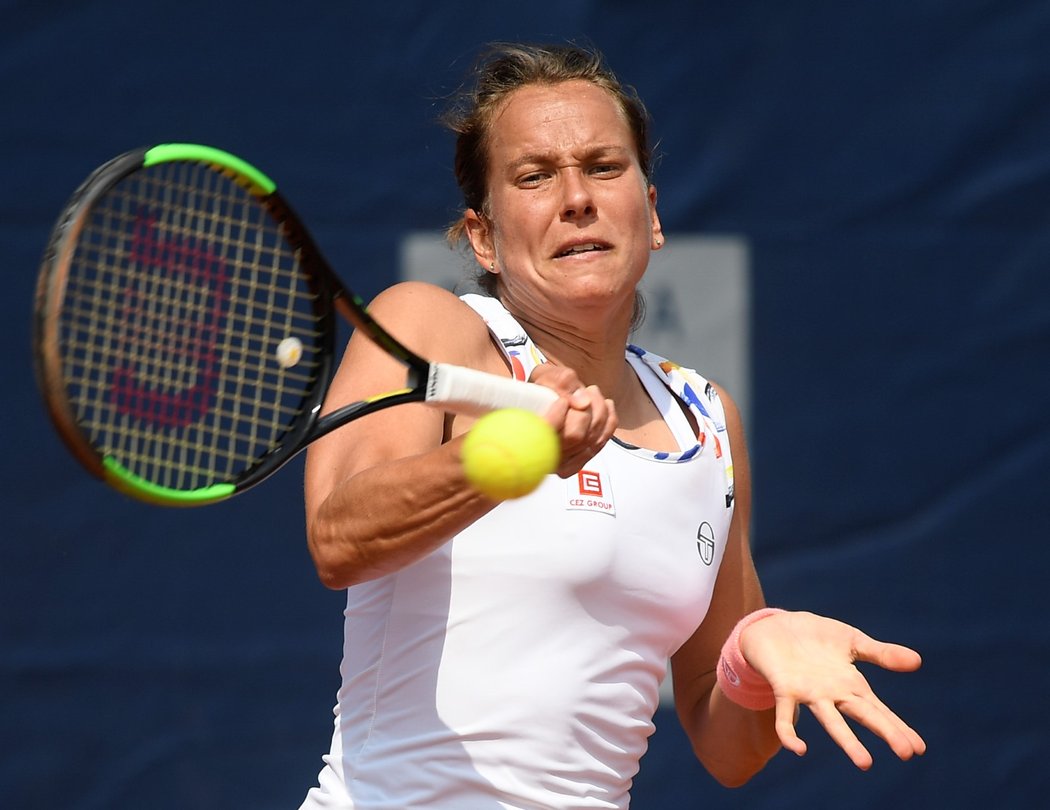 Barbora Strýcová po výhře nad Monou Barthelovou z Německa 6:4, 6:2 postoupila na turnaji WTA v Praze do 2. kola.