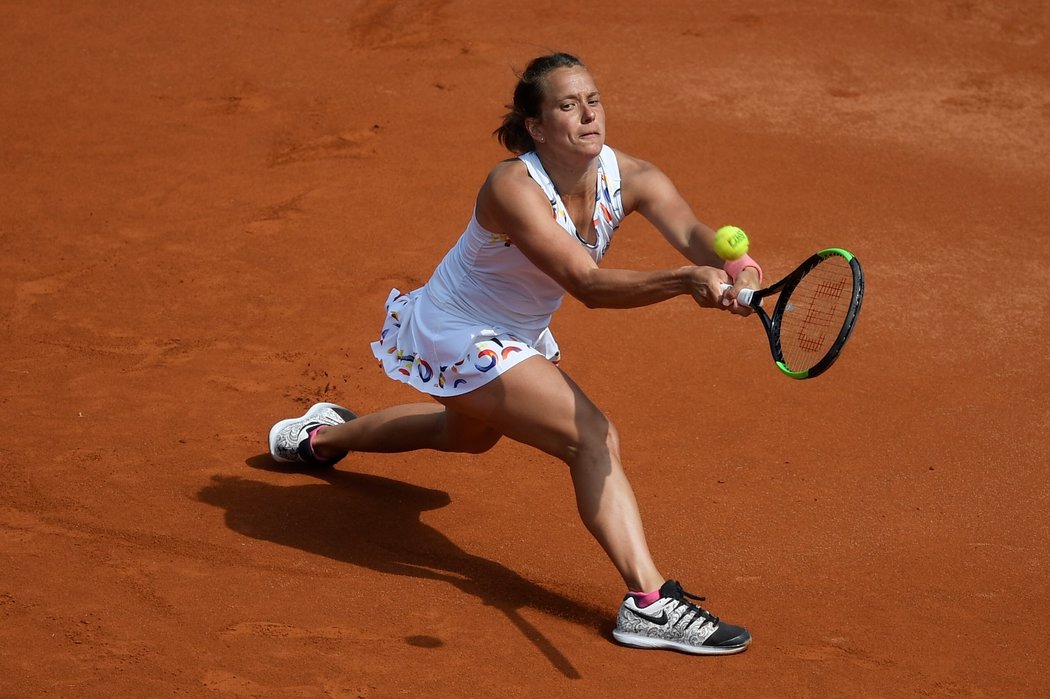 Barbora Strýcová po výhře nad Monou Barthelovou z Německa 6:4, 6:2 postoupila na turnaji WTA v Praze do 2. kola.