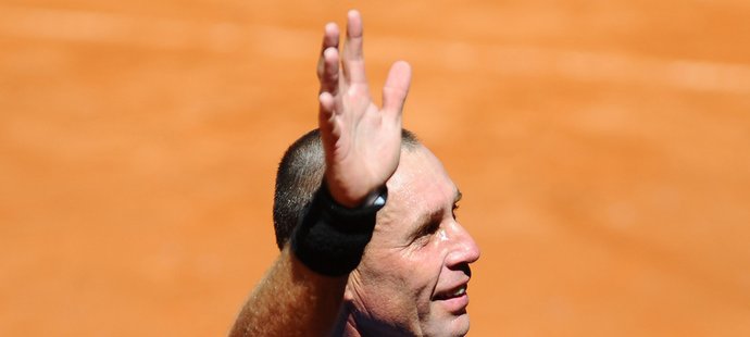 Ivan Lendl mává divákům na prostějovské exhibici s Jiřím Novákem