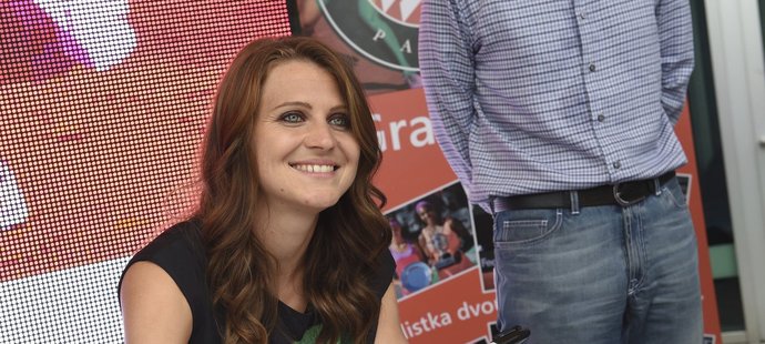 Lucie Šafářová se podepisuje fanouškům, kteří ji přišli v Prostějově přivítat po návratu z French Open