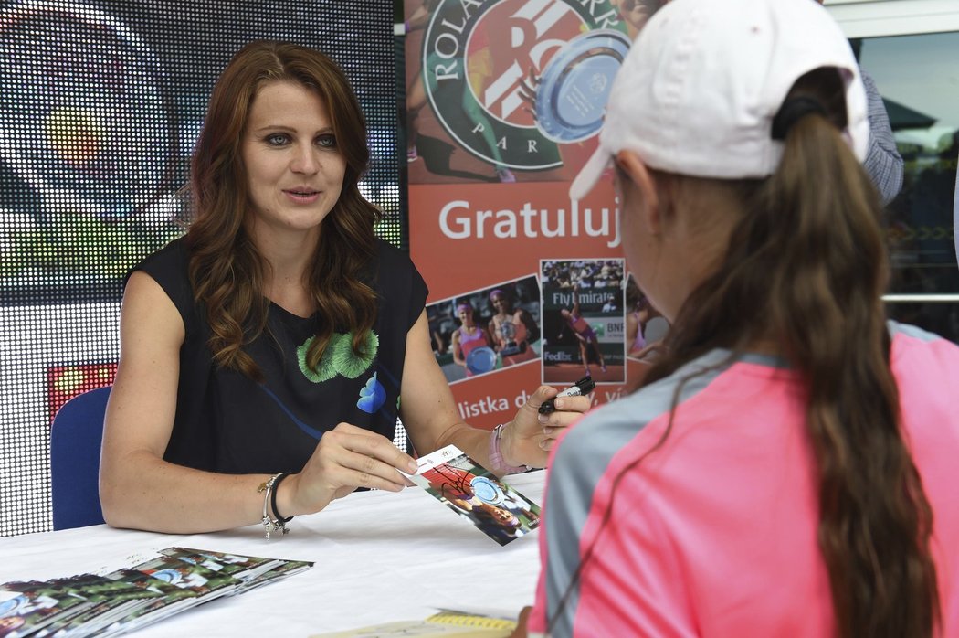 Lucie Šafářová se podepisuje fanouškům při svém přivítání v Prostějově