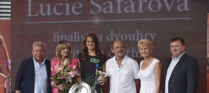 Přivítání Lucie Šafářové v Prostějově po návratu z Roland Garros: vlevo majitel TK Plus Miroslav Černošek, rodiče tenistky Jana Šafářová (druhá zleva) a Milan Šafář (čtvrtý zleva), ředitelka tenisových turnajů Petra Černošková (druhá zprava) a ředitel prostějovského tenisového areálu TK Plus Petr Chytil (zcela vpravo).