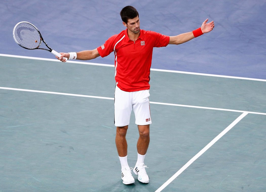 Novak Djokovič v utkání turnaje série Masters v Paříži, kde vypadl už v druhém kole po prohře se Samem Querreym