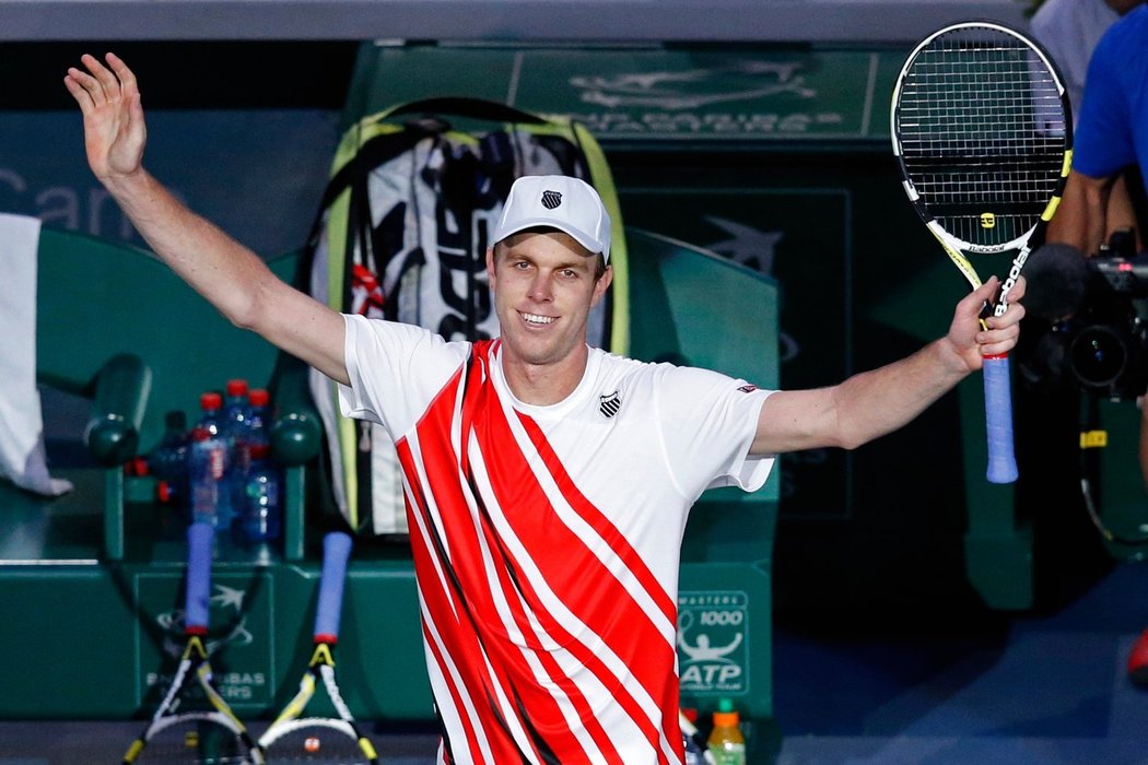 Sam Querrey se raduje z vítězství nad Novakem Djokovičem ve druhém kole turnaje Masters v Paříži
