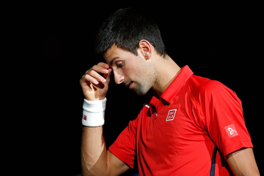 Zklamaný Djokovič během duelu se Samem Querreym na turnaji Masters v Paříži