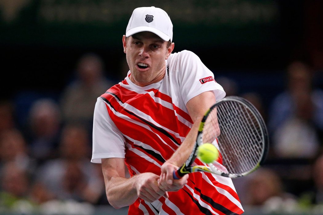 Sam Querrey na turnaji v Paříži, kde ve druhém kole vyřadil světovou dvojku Novaka Djokoviče