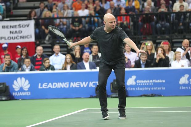 André Agassi se na jednu výměnu prohodil s Novakem Djokovičem, míček ale neuhrál... André Agassi se na jednu výměnu prohodil s Novakem Djokovičem, míček ale neuhrál...