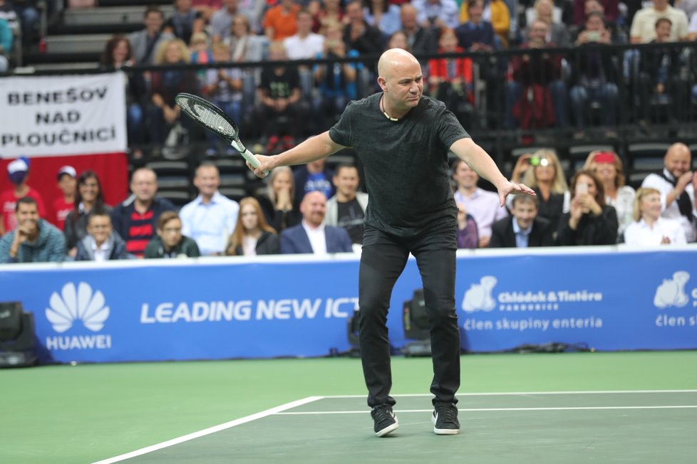 André Agassi se na jednu výměnu prohodil s Novakem Djokovičem, míček ale neuhrál...