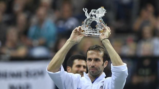 Radek Štěpánek se skleněnou korunou, kterou dostal při své rozlučce spolu s Novakem Djokovičem Radek Štěpánek se skleněnou korunou, kterou dostal při své rozlučce spolu s Novakem Djokovičem