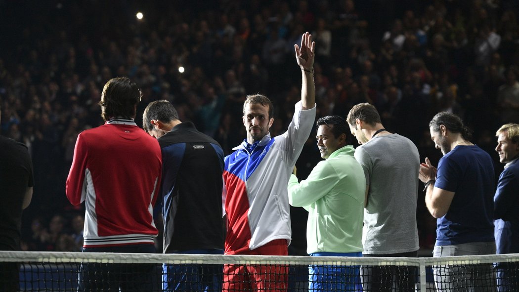 Radek Štěpánek zdraví fanoušky před začátkem své rozlučky, vedle něho Novak Djokovič, Leander Paes či Jaromír Jágr