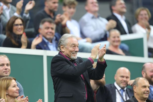 Karel Gott zdraví fanoušky na rozlučce Radka Štěpánka Karel Gott zdraví fanoušky na rozlučce Radka Štěpánka