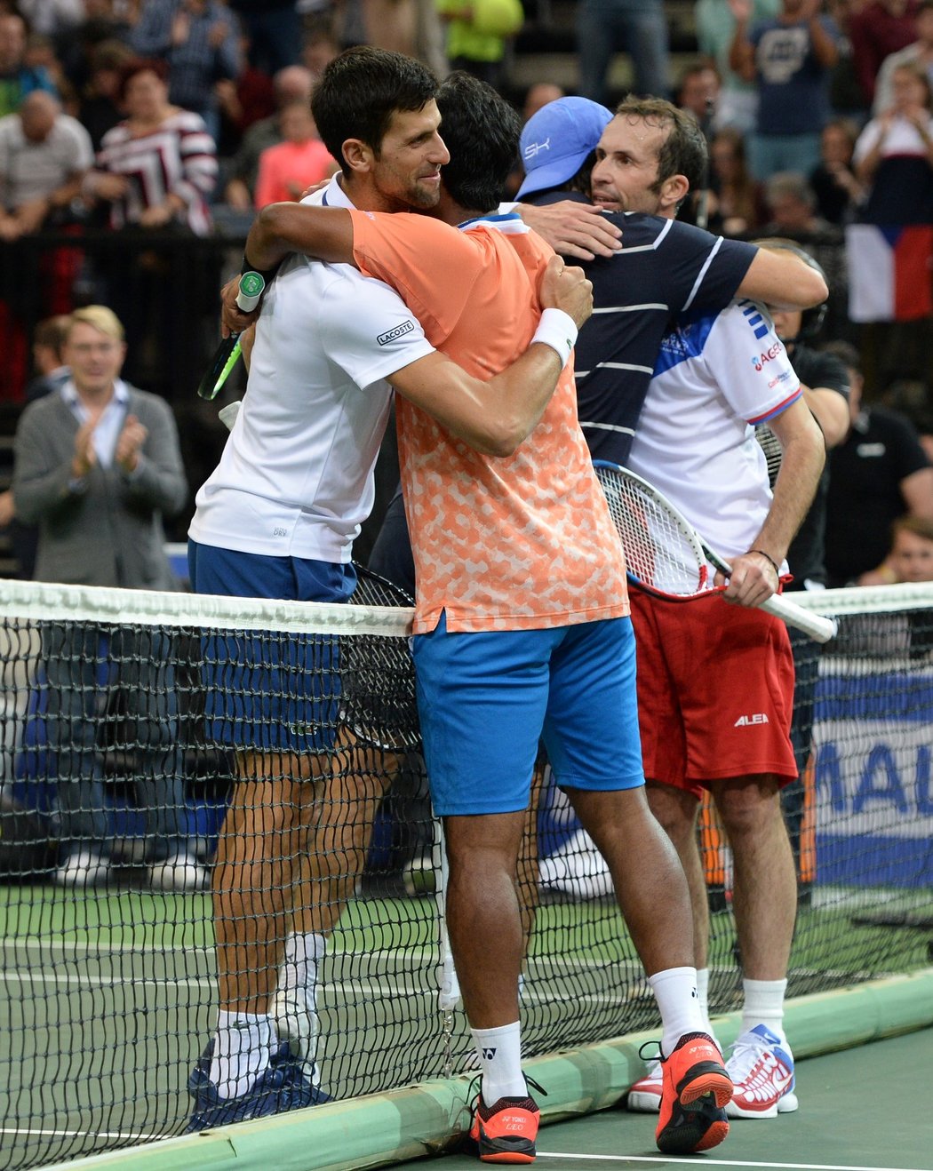 Objetí kamarádů po rozlučkové čtyřhře: Novak Djokovič, Leander Paes a Radek Štěpánek s Tommym Haasem