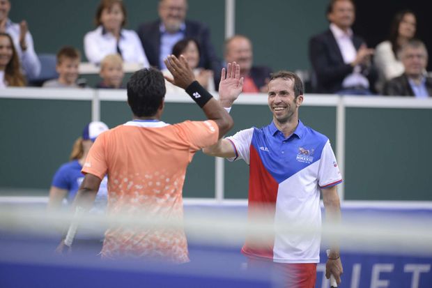 Rozesmátý Radek Štěpánek si plácá se svým parťákem Leandrem Paesem Rozesmátý Radek Štěpánek si plácá se svým parťákem Leandrem Paesem