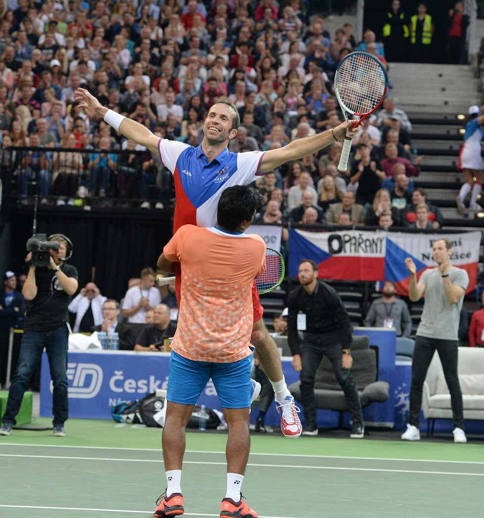 Radek Štěpánek v náručí svého deblového parťáka Leandra Paese