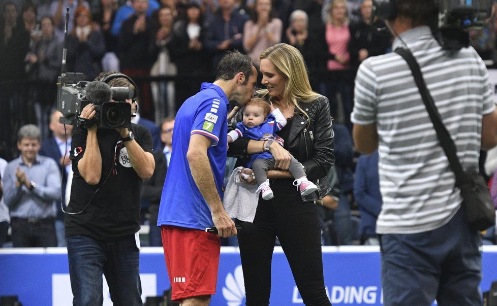 Dojatý Radek Štěpánek s manželkou Nicole a dcerkou po posledním zápase kariéry