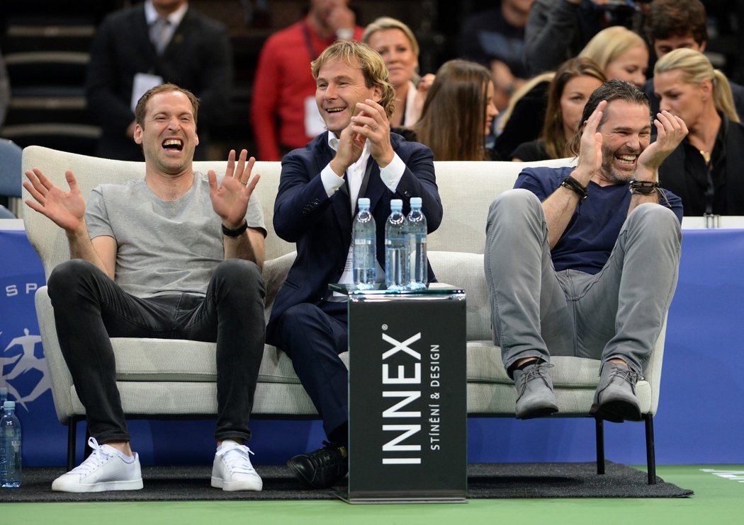 Štěpánkova lavička při exhibiční čtyřhře: Petr Čech, Pavel Nedvěd a Jaromír Jágr