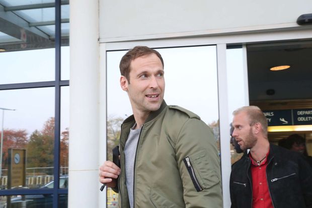 Petr Čech opouští letiště poté, co z Londýna dorazil na rozlučka Radka Štěpánka... Petr Čech opouští letiště poté, co z Londýna dorazil na rozlučka Radka Štěpánka...