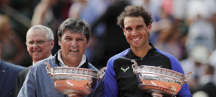 Rafael Nadal se svým koučem a strýcem Toni Nadalem a pohárem za svůj desátý vyhraný titul z French Open