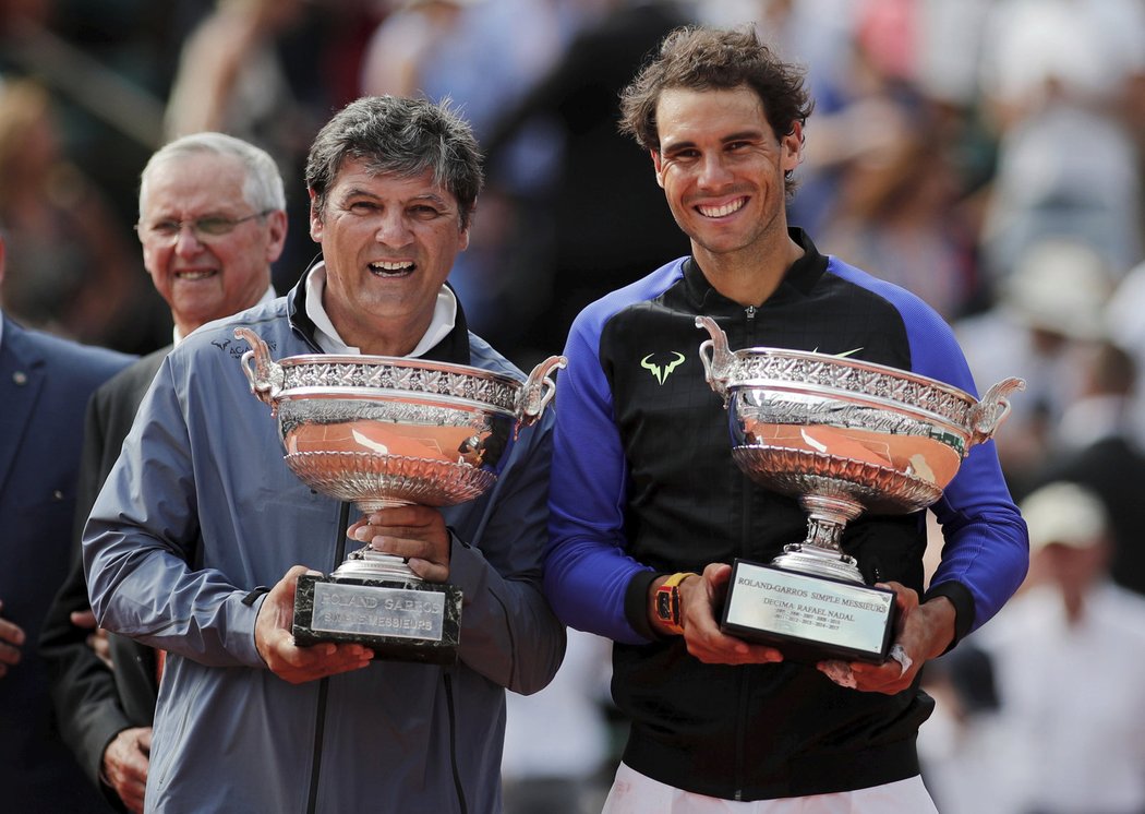 Rafael Nadal se svým koučem a strýcem Toni Nadalem a pohárem za svůj desátý vyhraný titul z French Open