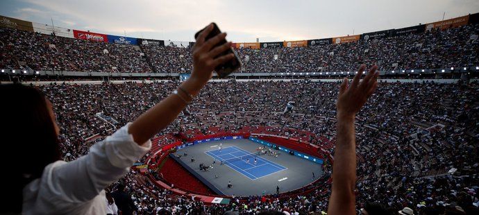 Pohled na zaplněnou největší býčí arénu světa. Celkem 42 517 diváků vytvořilo nový tenisový rekord v návštěvnosti