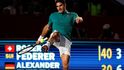 Roger Federer během exhibičního zápasu s Alexanderem Zverevem.