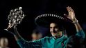 Roger Federer zdraví fanoušky poté, co v největší býčí aréně světa porazil Němce Alexandera Zvereva.