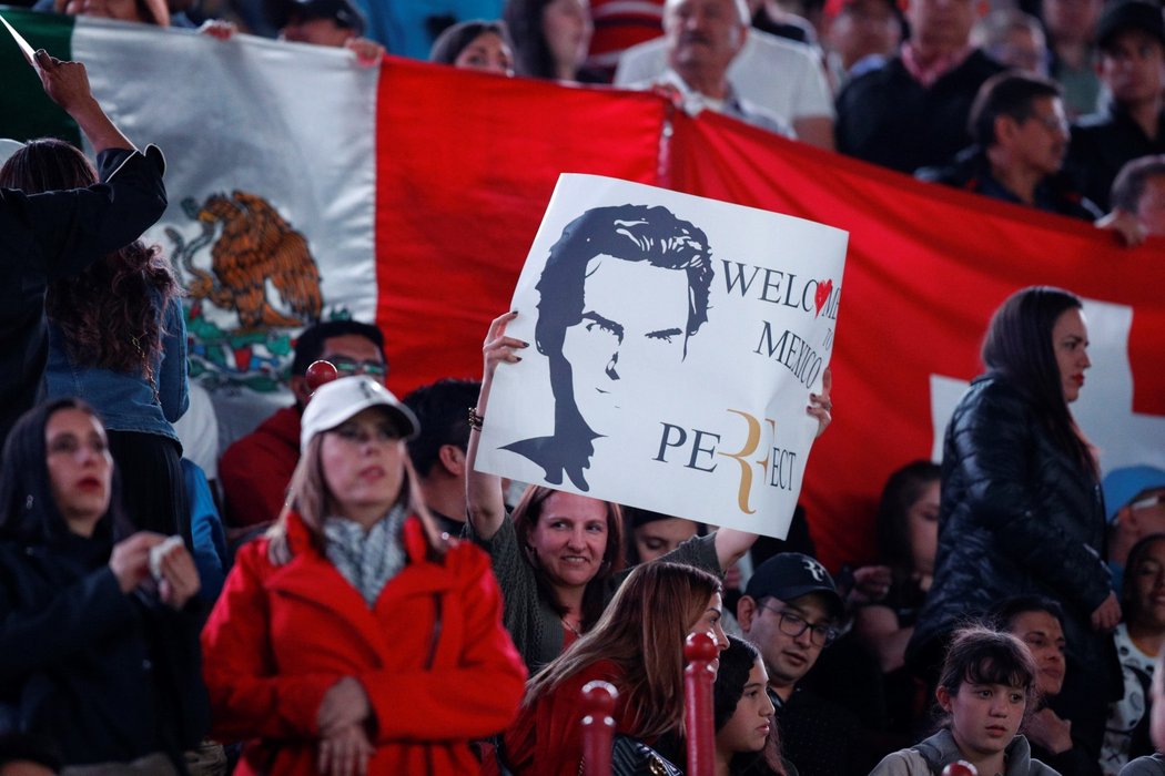 Exhibiční zápas mezi Alexanderem Zverevem a Rogerem Federerem byl v Mexiku velkou událostí