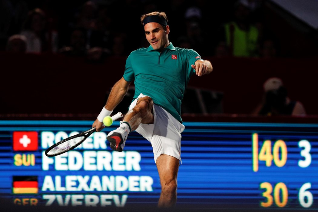 Roger Federer během exhibičního zápasu s Alexanderem Zverevem