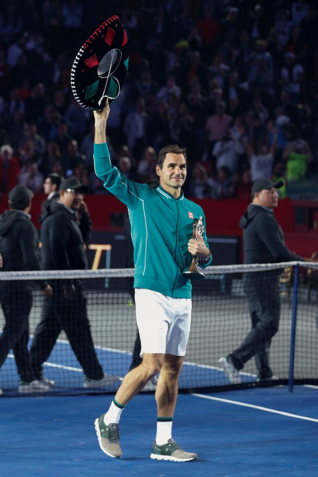 Roger Federer zdraví fanoušky poté, co v největší býčí aréně světa porazil Němce Alexandera Zvereva