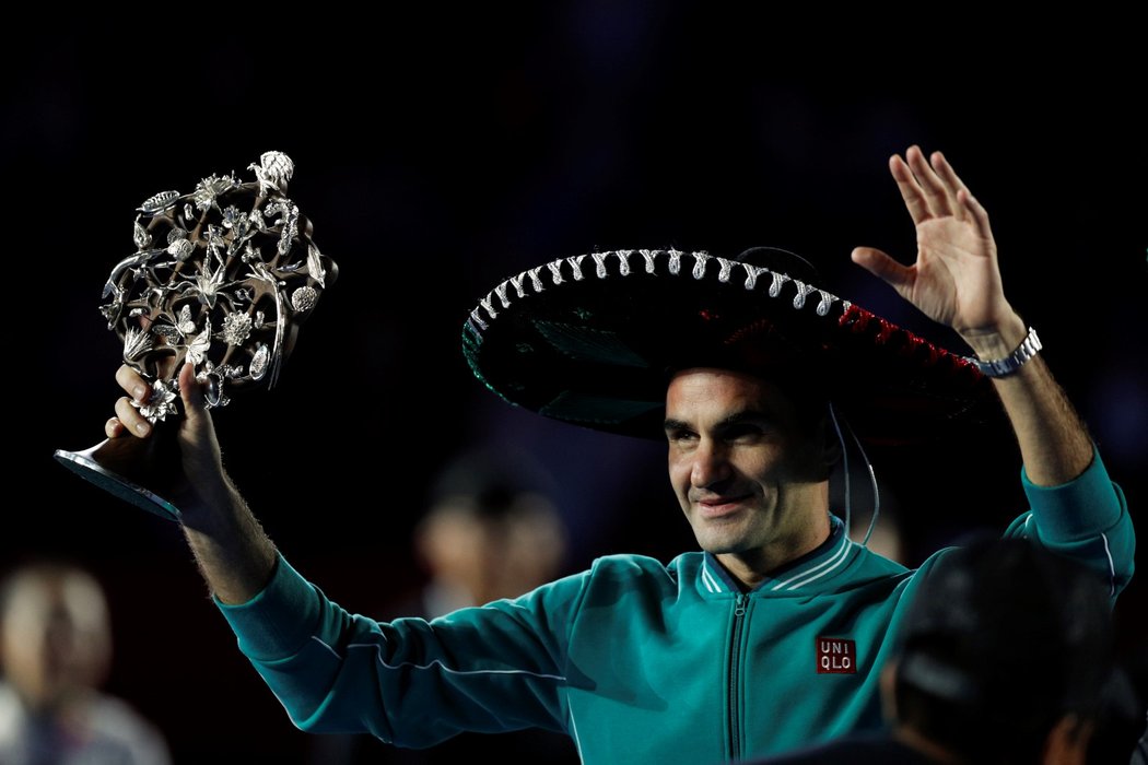 Roger Federer zdraví fanoušky poté, co v největší býčí aréně světa porazil Němce Alexandera Zvereva