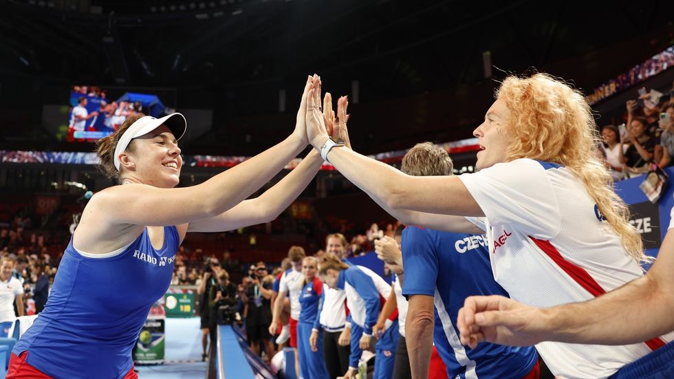 Linda Nosková a Kateřina Siniaková se radují z vítězství v zápase Česko - Velká Británie