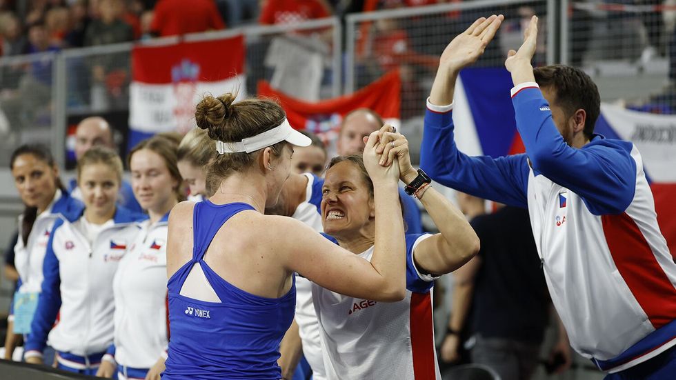 Linda Nosková se raduje z výhry ve dvouhře s budoucí kapitánkou reprezentačního týmu Barborou Strýcovou