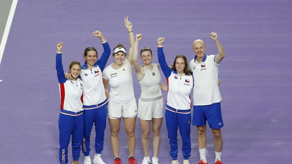 České tenistky s kapitánem Petrem Pálou oslavují barážový triumf nad Chorvatskem