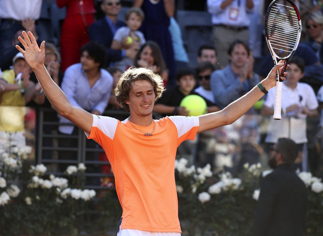 Alexander Zverev se raduje z vítězství nad Novakem Djokovičem a triumfem na turnaji v Římě