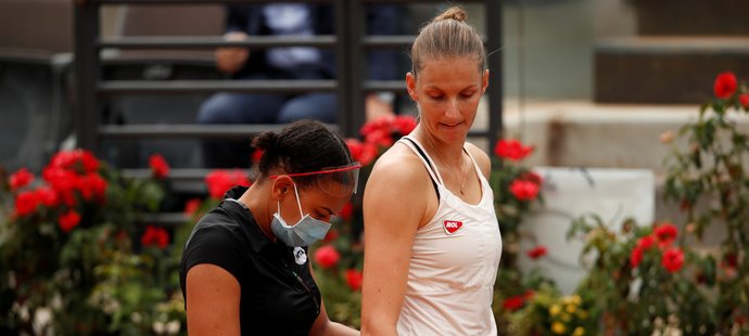 Karolína Plíšková se nechala ve finále turnaje v Římě ošetřit, nakonec ale pokračovat stejně nemohla...