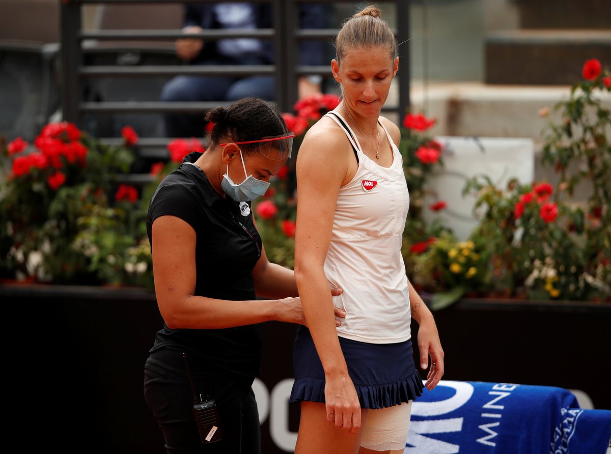 Karolína Plíšková se nechala ve finále turnaje v Římě ošetřit, nakonec ale pokračovat stejěn nemohla...