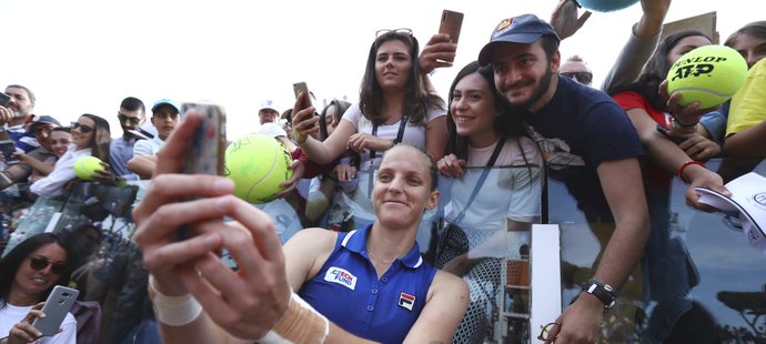 Karolína Plíšková se fotí s fanoušky po své výhře ve čtvrtfinále turnaje v Římě