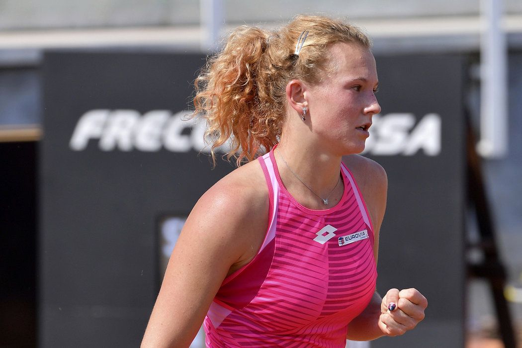 Kateřina Siniaková se raduje z bodu v zápase proti Angelique Kerberové na turnaji v Římě