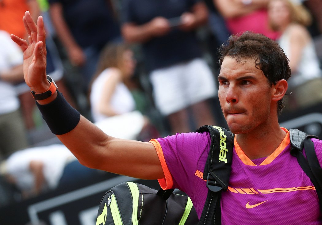 Rafael Nadal mává fanouškům v Římě poté, co ho vyřadil rakouský mladík Dominic Thiem