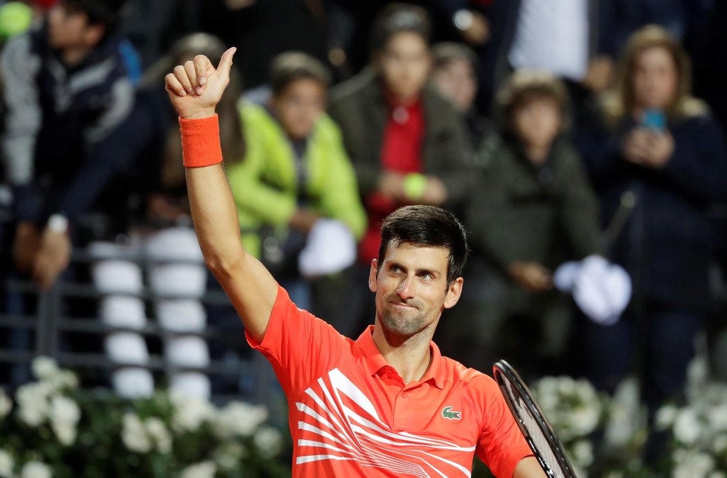 Srbský tenis Novak Djokovič slaví vítězství nad Argentincem Diegem Schwartzmanem