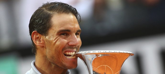 Rafael Nadal ochutnává pohár za triumf na turnaji v Římě